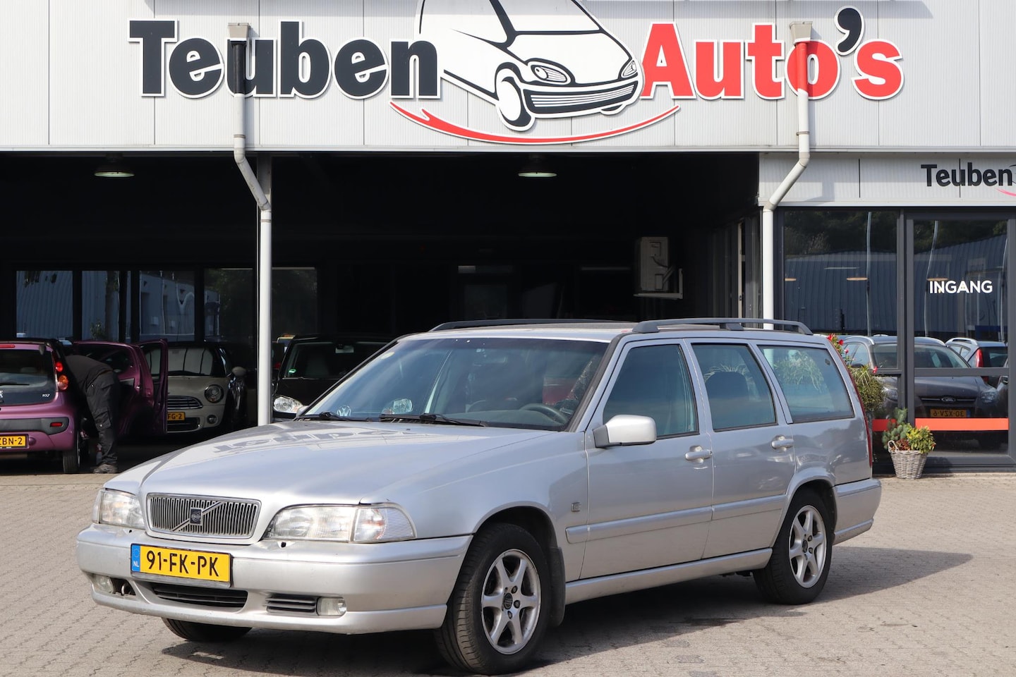 Volvo V70 - 2.4 Europa Airco, Cruise control, Trekhaak, Radio cd speler - AutoWereld.nl