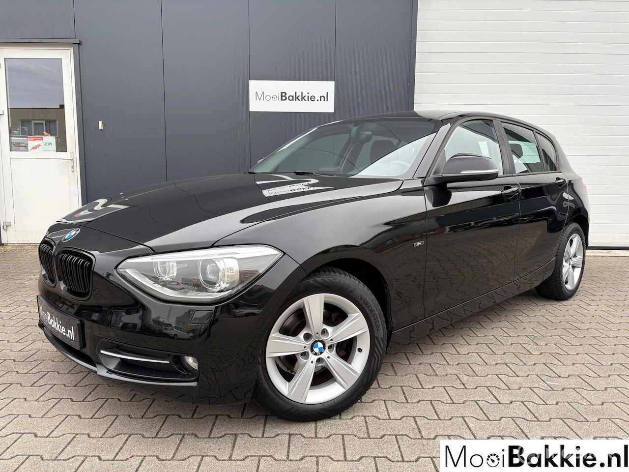 BMW 1-serie - 116i SPORT 5-Drs / Cruise / Xenon / Navigatie - AutoWereld.nl