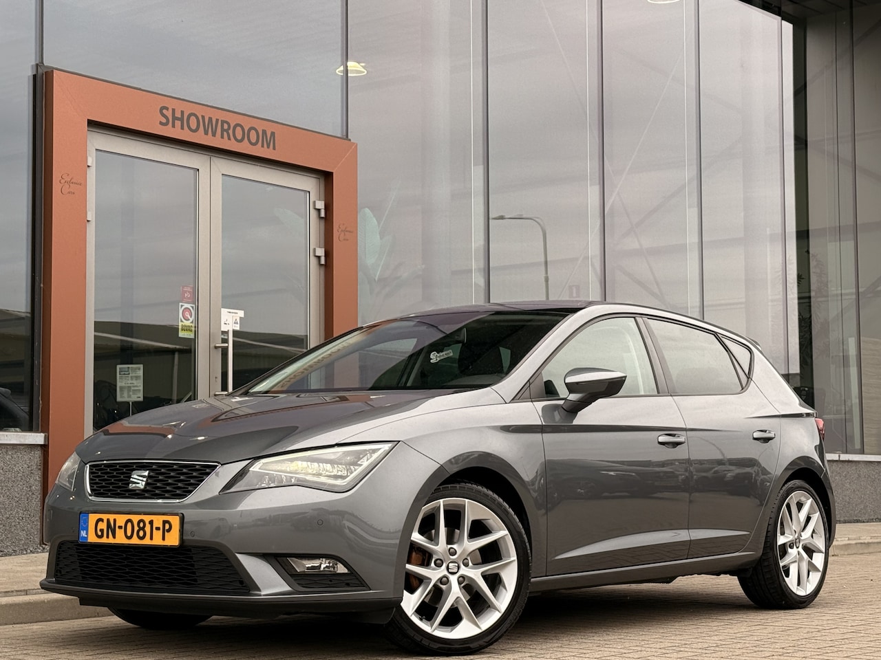 SEAT Leon - 1.0 EcoTSI Style Connect | Pano | Camera | Apple Carplay | Trekhaak - AutoWereld.nl
