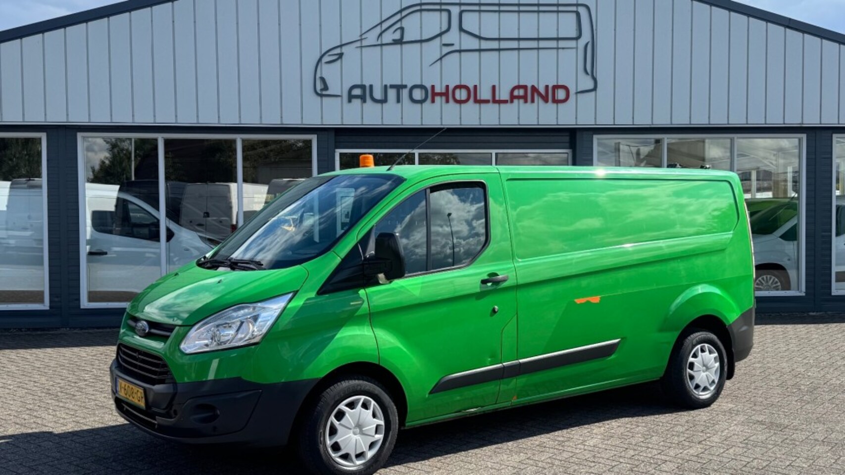 Ford Transit Custom - 2.0 TDCI 77KW 105PK L2H1 EURO 6 AIRCO/ NAVIGATIE/ CRUISE CONTROL/ TREKHAAK/ 100% DEALEROND - AutoWereld.nl