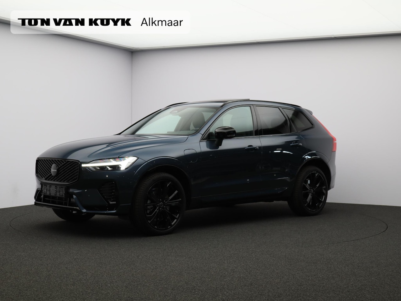 Volvo XC60 - 2.0 T6 Plug-in hybrid AWD Plus Black Edition / Panoramadak / Elektrische Stoelen / Harman - AutoWereld.nl