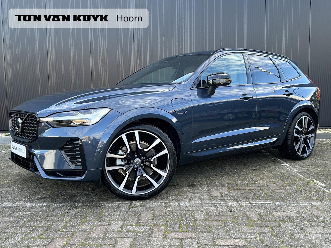 Volvo XC60 - 2.0 T6 Plug-in hybrid AWD Ultra Dark Panorama dak / B&W Audio / 360 camera / Tailored Wool - AutoWereld.nl