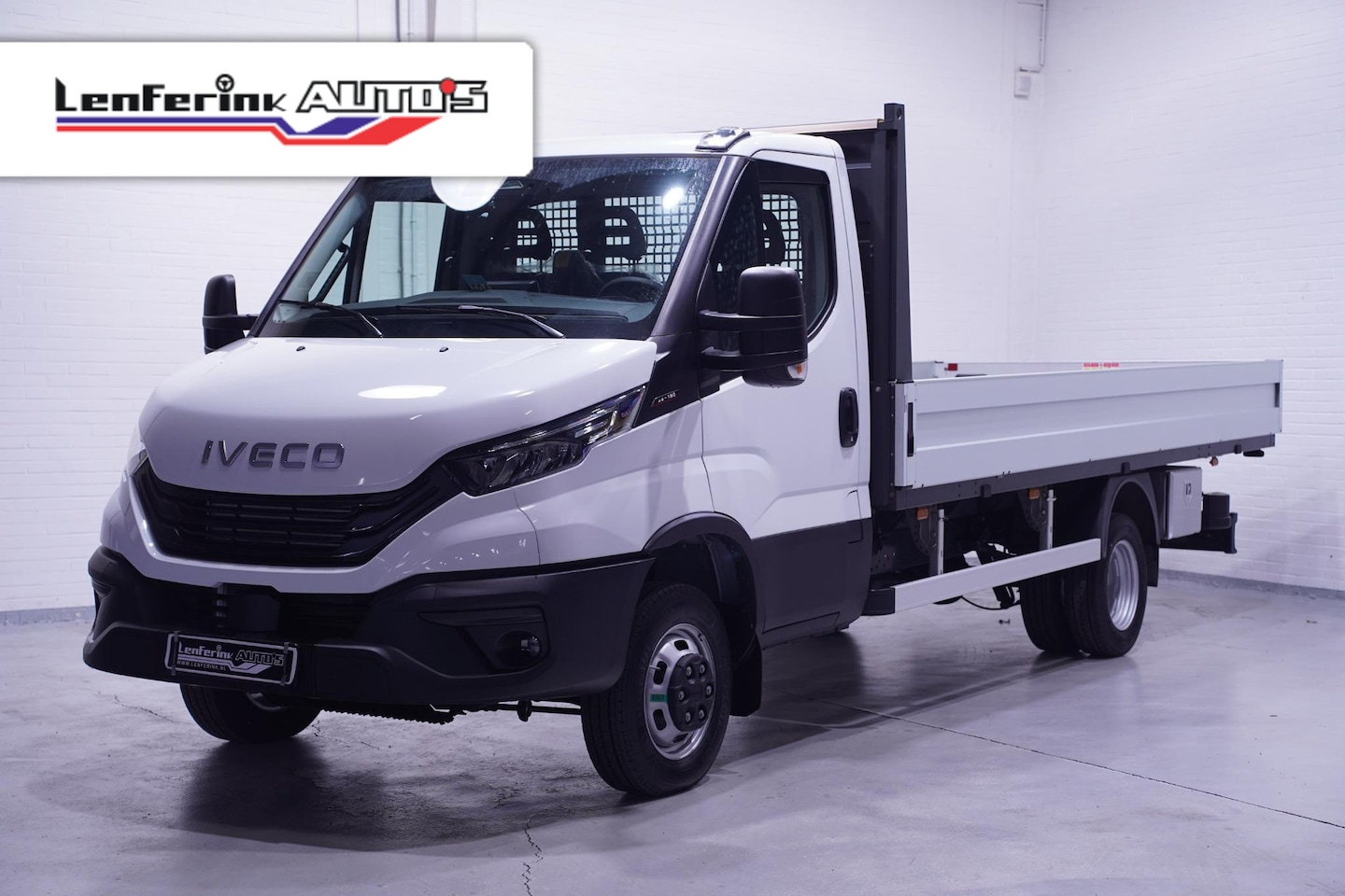 Iveco Daily - 35C18 180 pk Open Laadbak Navi, BPM vrij LxBxH 480x210x40 cm, Airco ECC, Nieuw 2024, 3-Zit - AutoWereld.nl