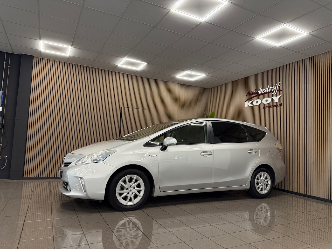 Toyota Prius Wagon - 1.8 Aspiration * 7 Persoons / Panoramadak / Camera / LED / NL Auto * - AutoWereld.nl
