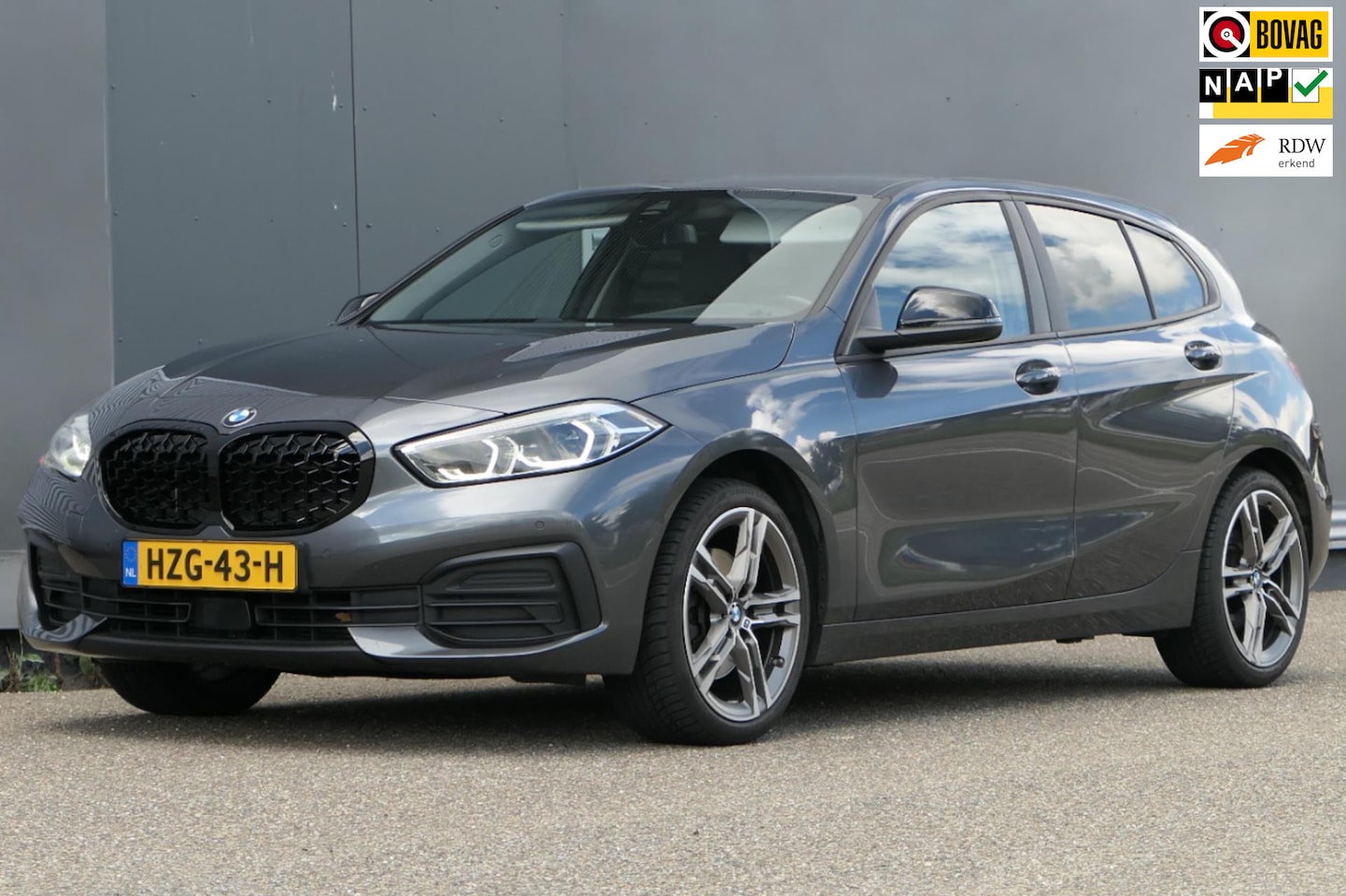 BMW 1-serie - 118i Business Edition Plus Automaat Leder Navi Carplay Shadowline - AutoWereld.nl