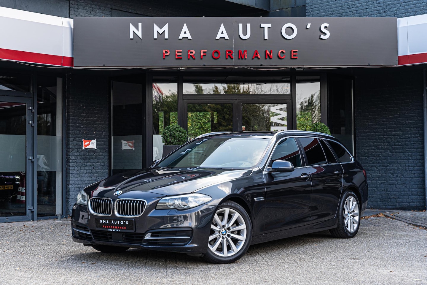 BMW 5-serie Touring - 520d High Executive PANO | ACC | STOELVERKOELING | HUD | GARANTIE - AutoWereld.nl