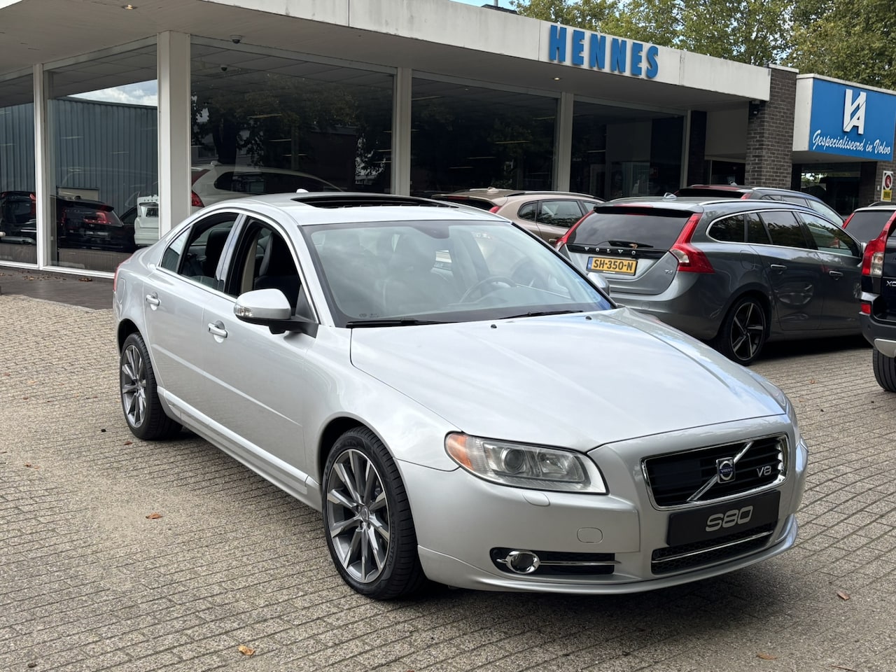 Volvo S80 - 4.4 V8 AWD Summum Schuifdak ACC Four-C BTW voordeel €900,- - AutoWereld.nl