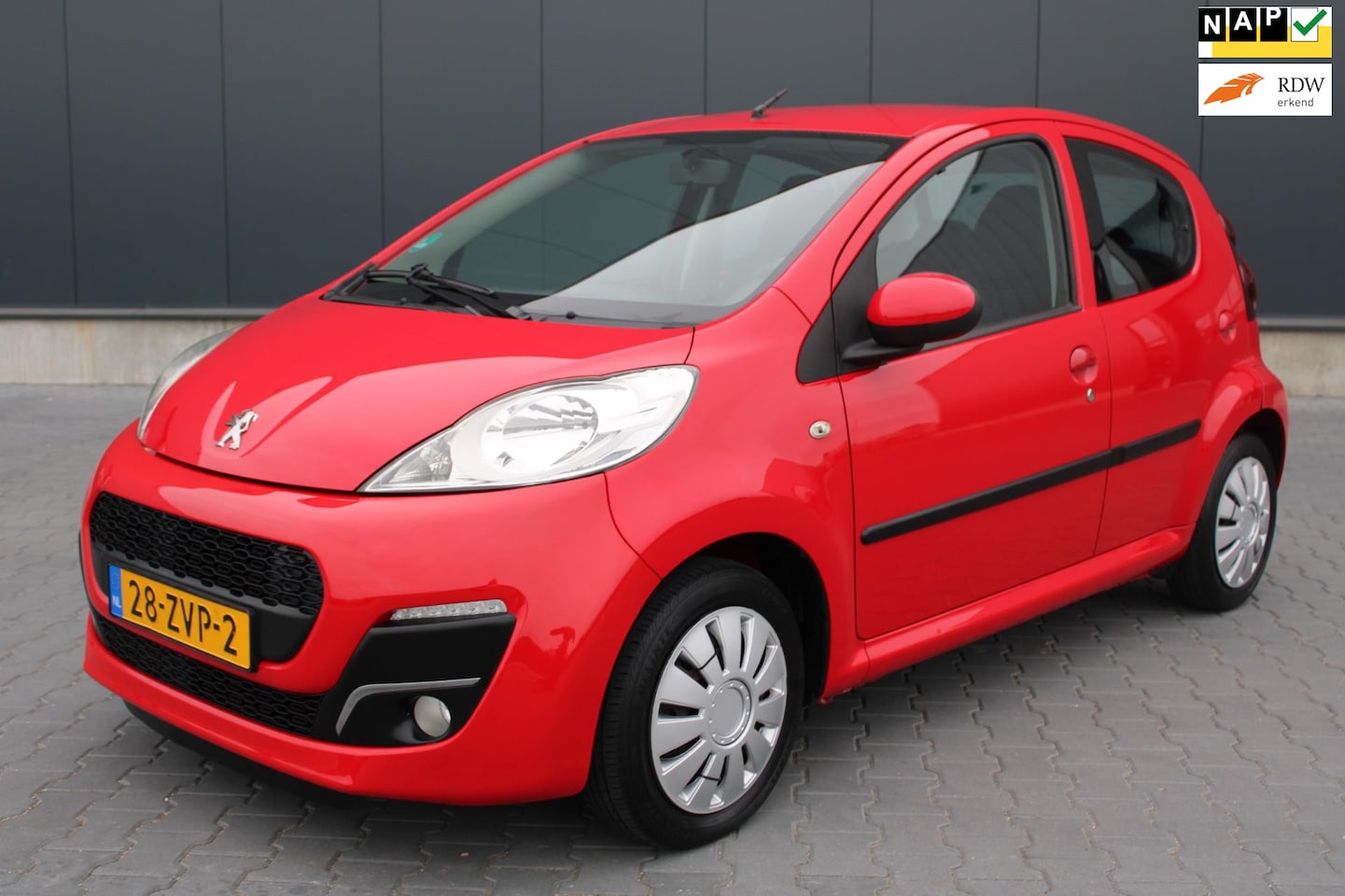 Peugeot 107 - 1.0 Active van 2de eigenaar trekhaak airco - AutoWereld.nl