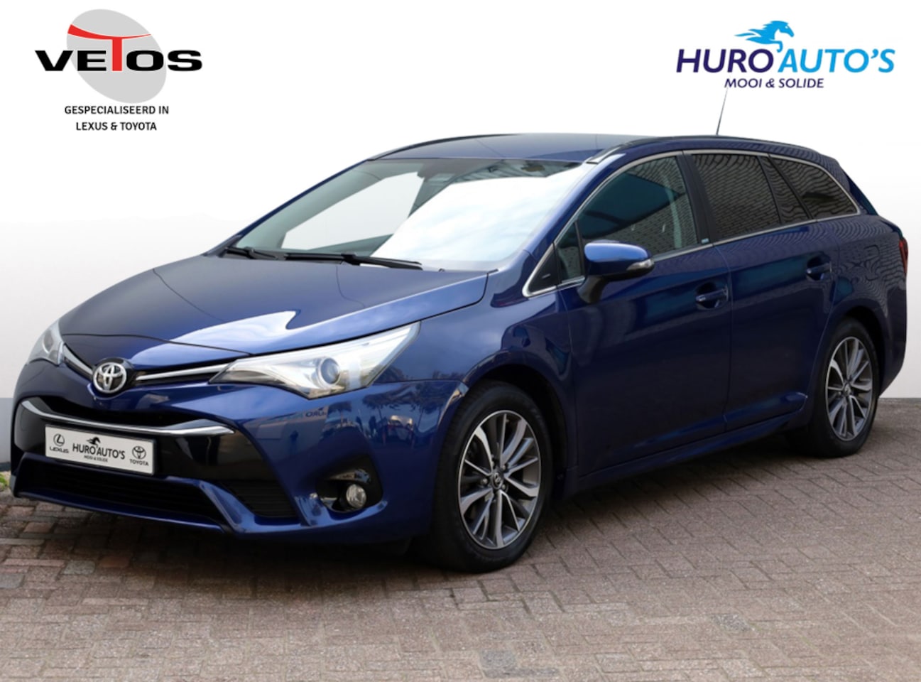 Toyota Avensis Touring Sports - 1.8 VVT-i Dynamic | Stoelverwarming | Navigatie | Camera - AutoWereld.nl