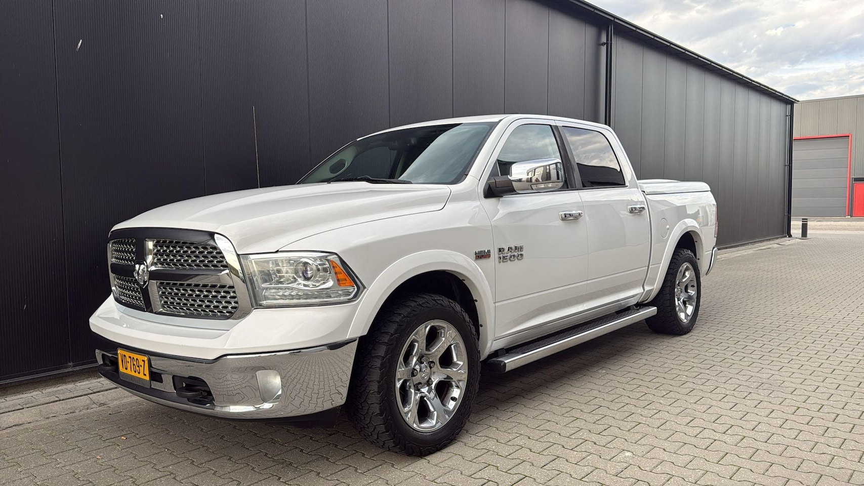 Dodge Ram 1500 - 5.7 V8 4x4 Crew Cab Laramie 4WD LPG Catalogusprijs  € 25977 - AutoWereld.nl