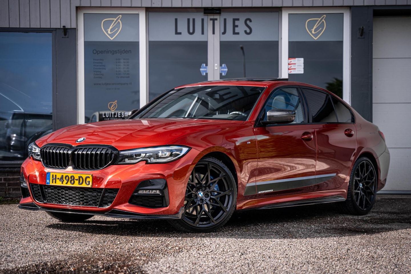 BMW 3-serie - 320i M-Performance I Schuifdak I Leder I BTW I HuD I 19'' I Sfeerverlichting I Org.NL I De - AutoWereld.nl