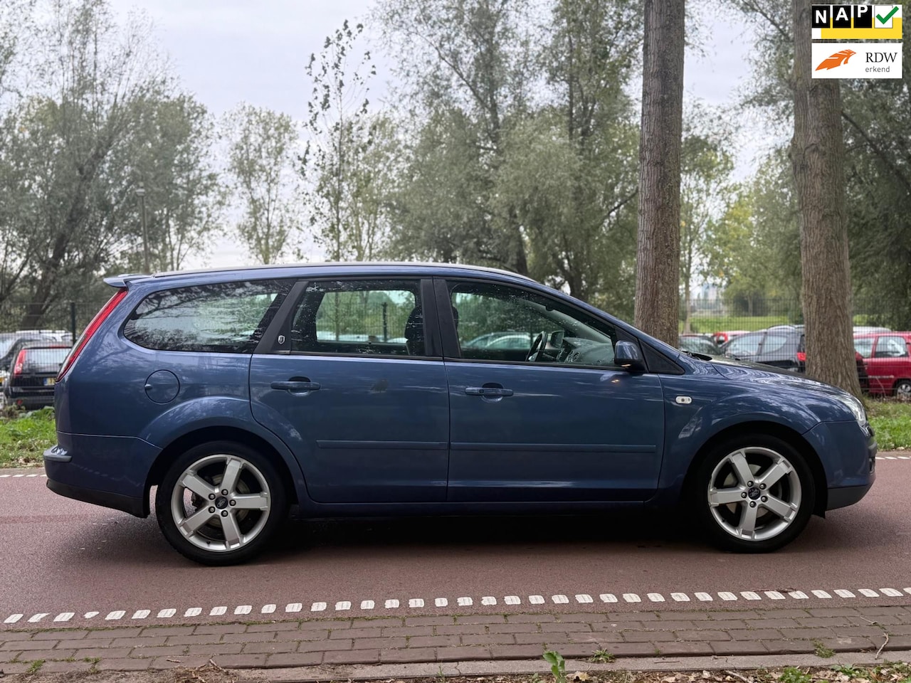 Ford Focus Wagon - 1.6-16V Ghia XENON!CLIMA!AUTOMAAT!PDC!TREKHAAK! - AutoWereld.nl