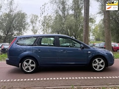 Ford Focus Wagon - 1.6-16V Ghia XENONCLIMAAUTOMAATPDCTREKHAAK