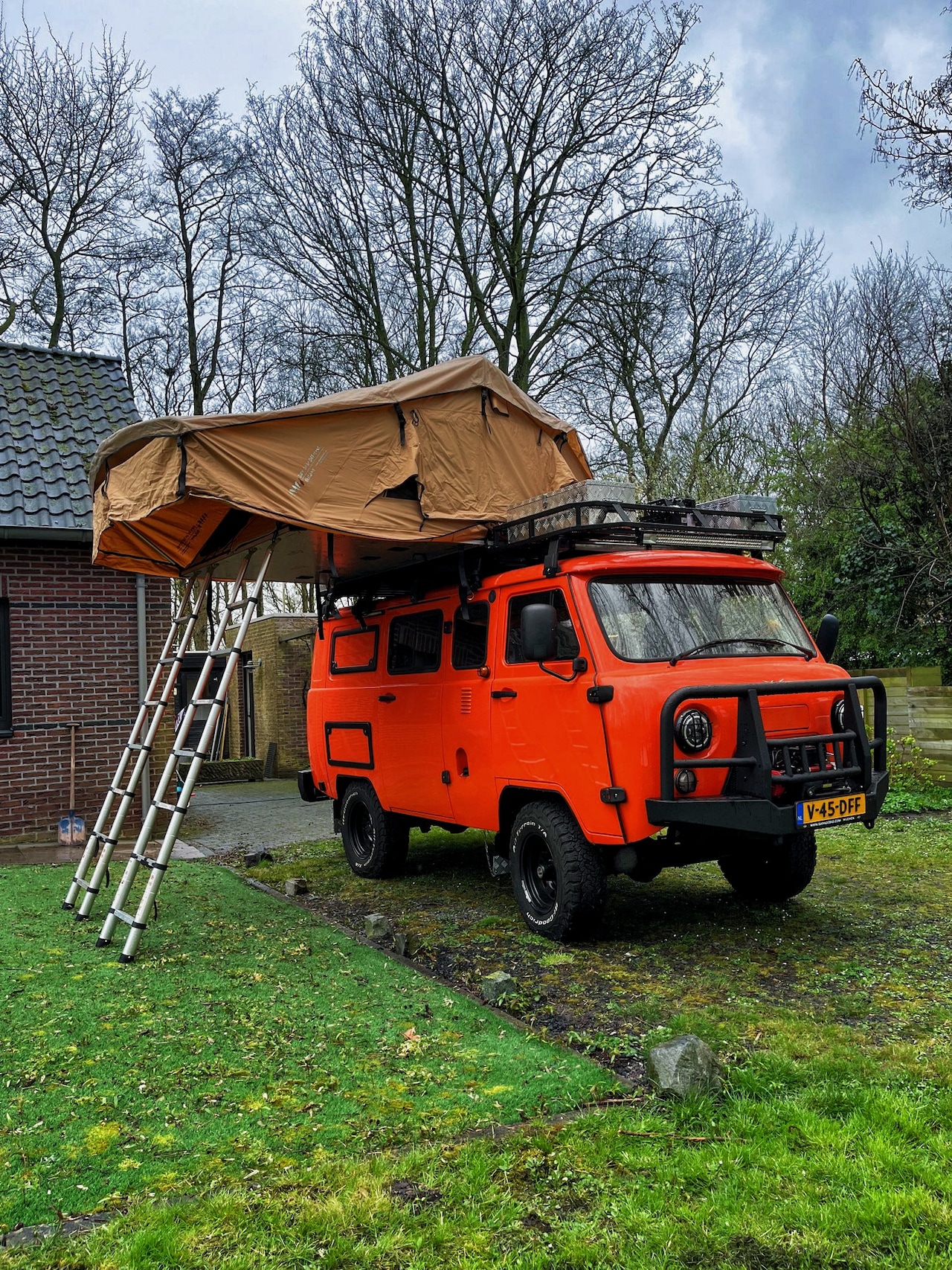 UAZ Bukhanka - Expedition 4x4 VOLLEDIG OFF GRID UITGERUST GRIJS KENTEKEN