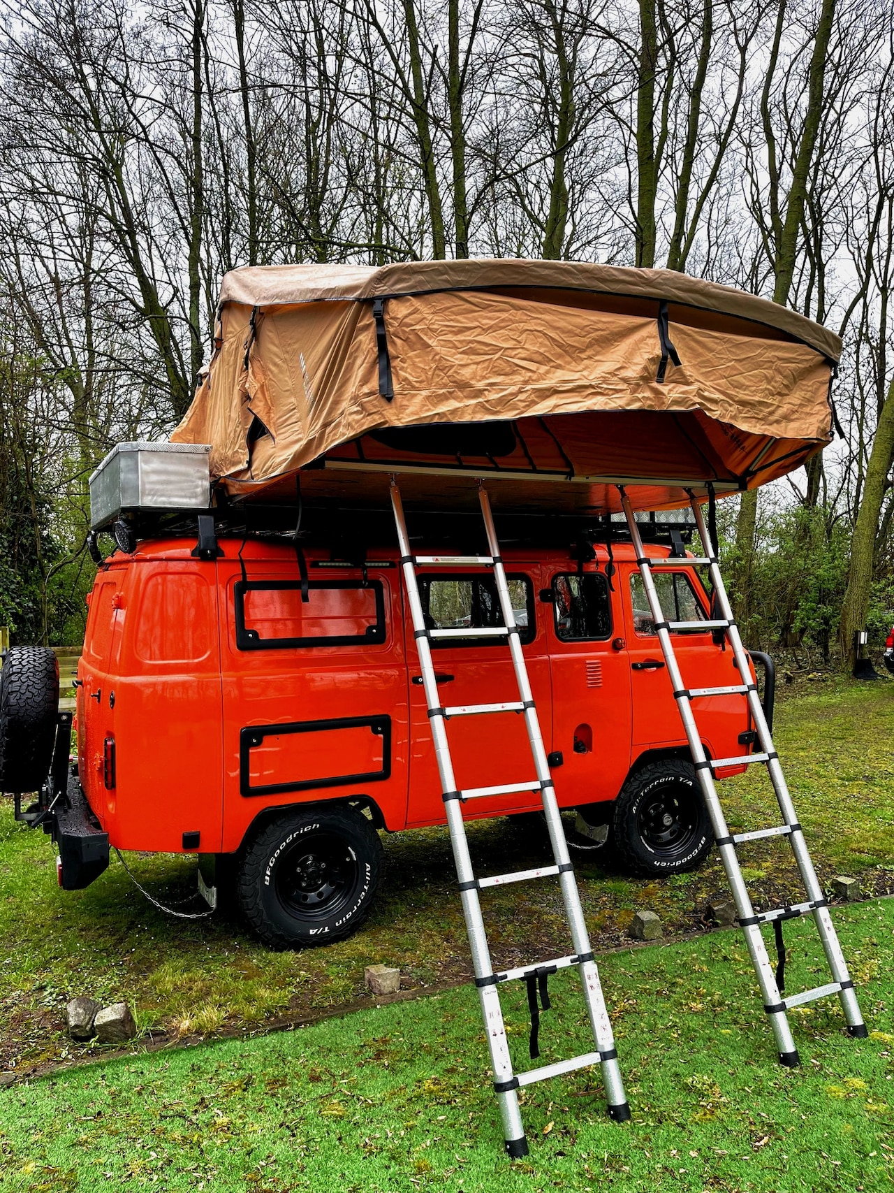UAZ Bukhanka - Expedition 4x4 VOLLEDIG OFF GRID UITGERUST GRIJS KENTEKEN