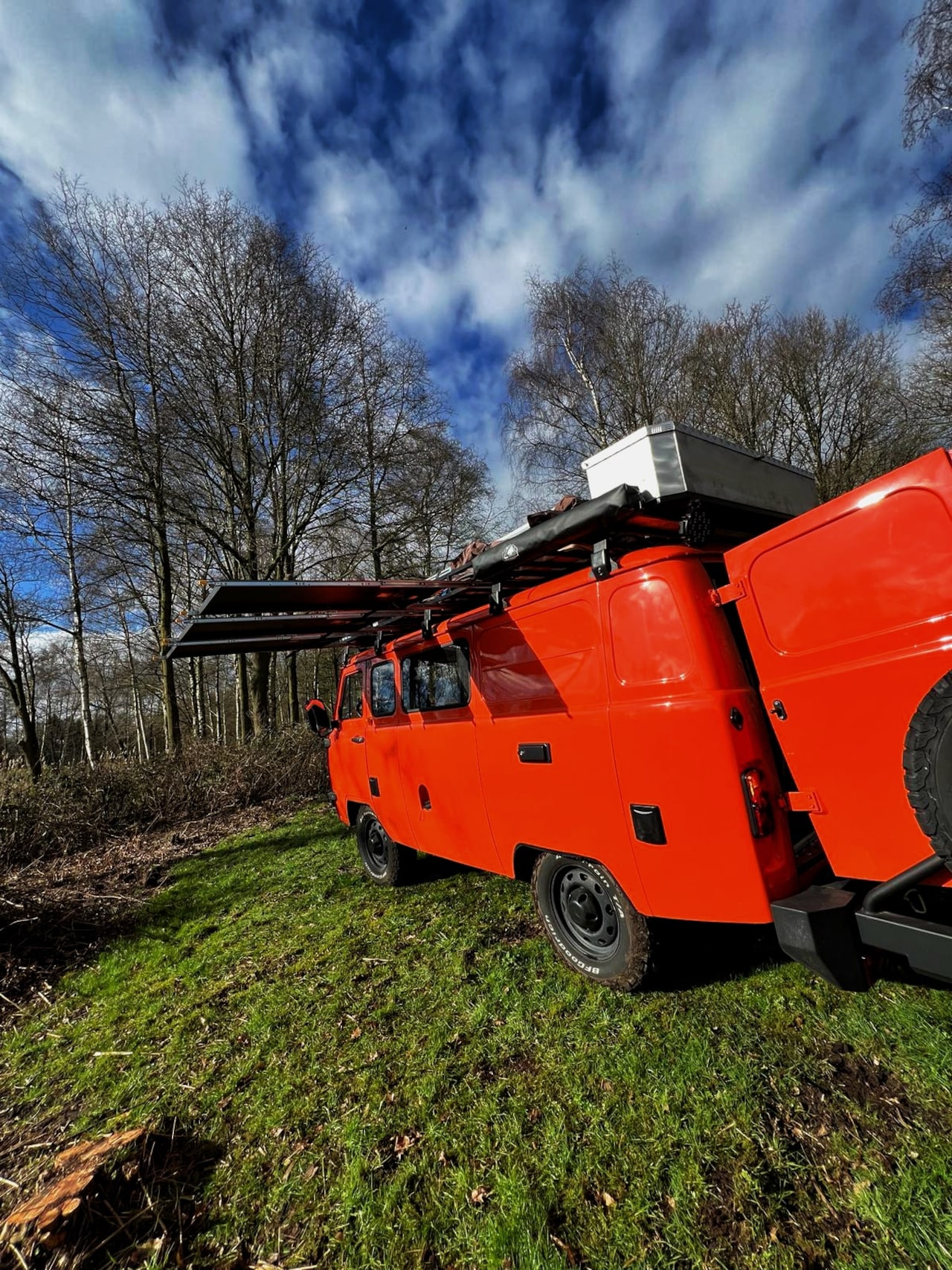 UAZ Bukhanka - Expedition 4x4 VOLLEDIG OFF GRID UITGERUST GRIJS KENTEKEN