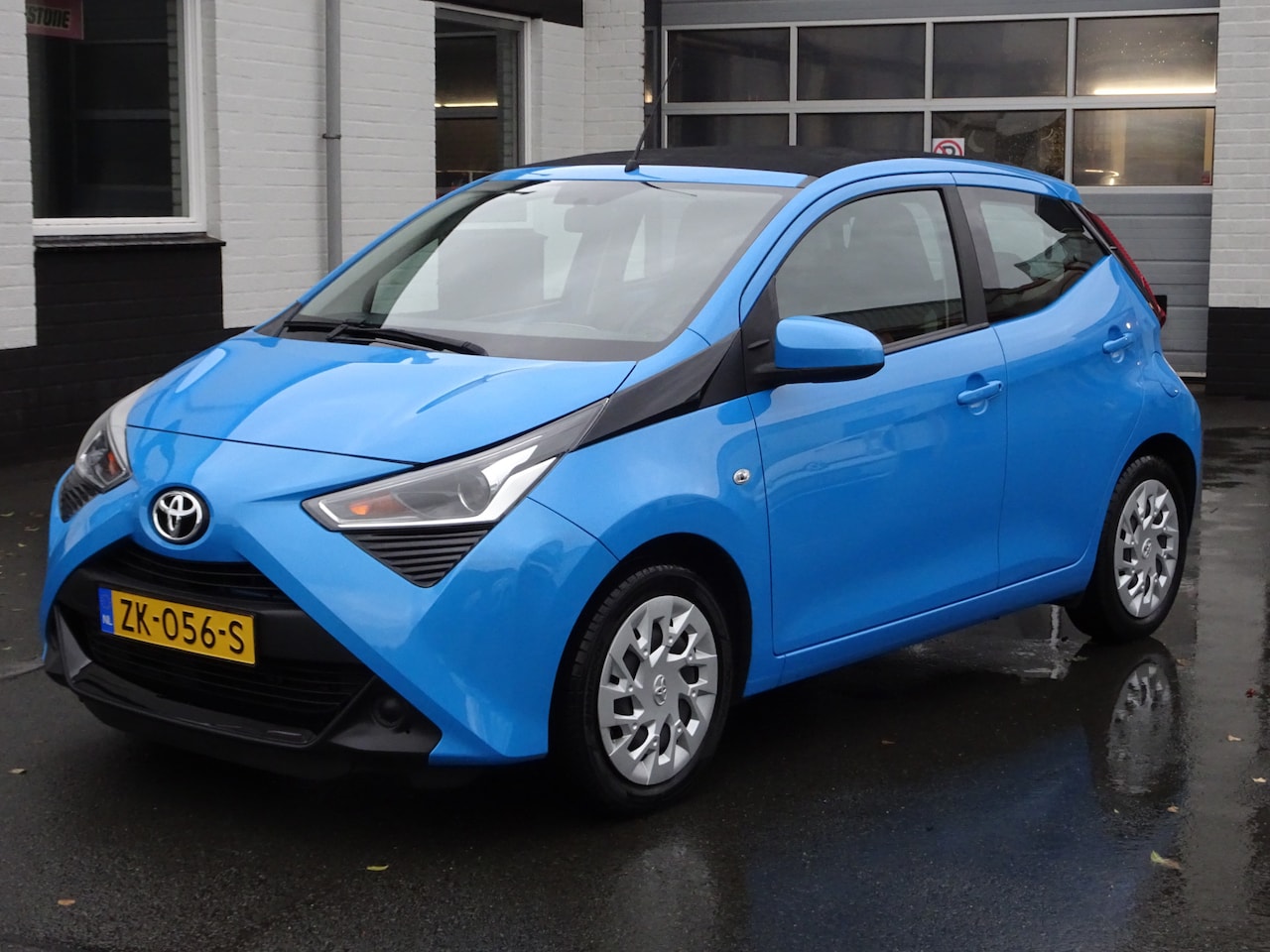 Toyota Aygo - 1.0 VVT-i x-play limited Airco, achteruitrijcamera, cabrio top, apple carplay/android auto - AutoWereld.nl