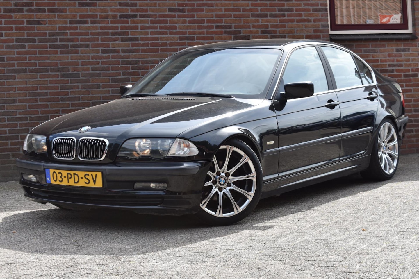 BMW 3-serie - 320i Executive '01 Inruiler zo mee - AutoWereld.nl