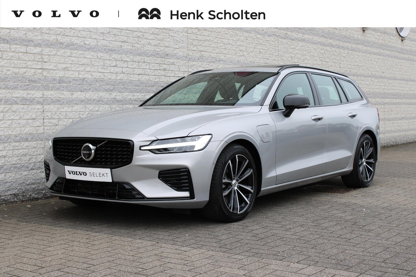 Volvo V60 - 2.0 T6 Plug-in hybrid AWD Plus Dark Trekhaak | Visual Park Assist | Harman Kardon | Voorru - AutoWereld.nl