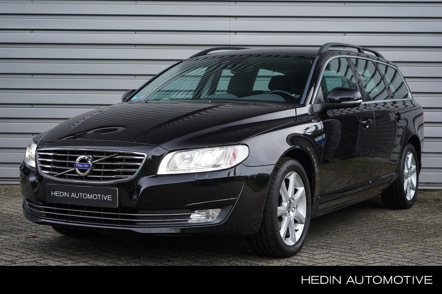 Volvo V70 - 2.0 T4 Polar | Estate Line | Roofrails | Niveauregeling | Trekhaak | Lederen Bekleding | S - AutoWereld.nl