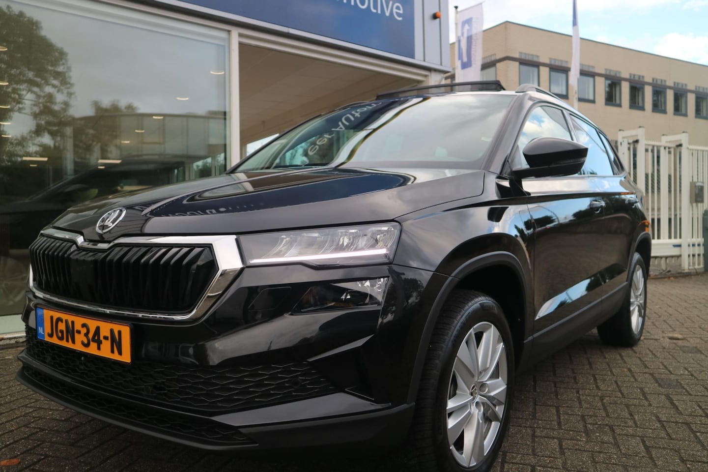 Skoda Karoq - 1.5 TSI ACT Sportline Business / panoramadak / carplay / camera /navigatie / keyless - AutoWereld.nl