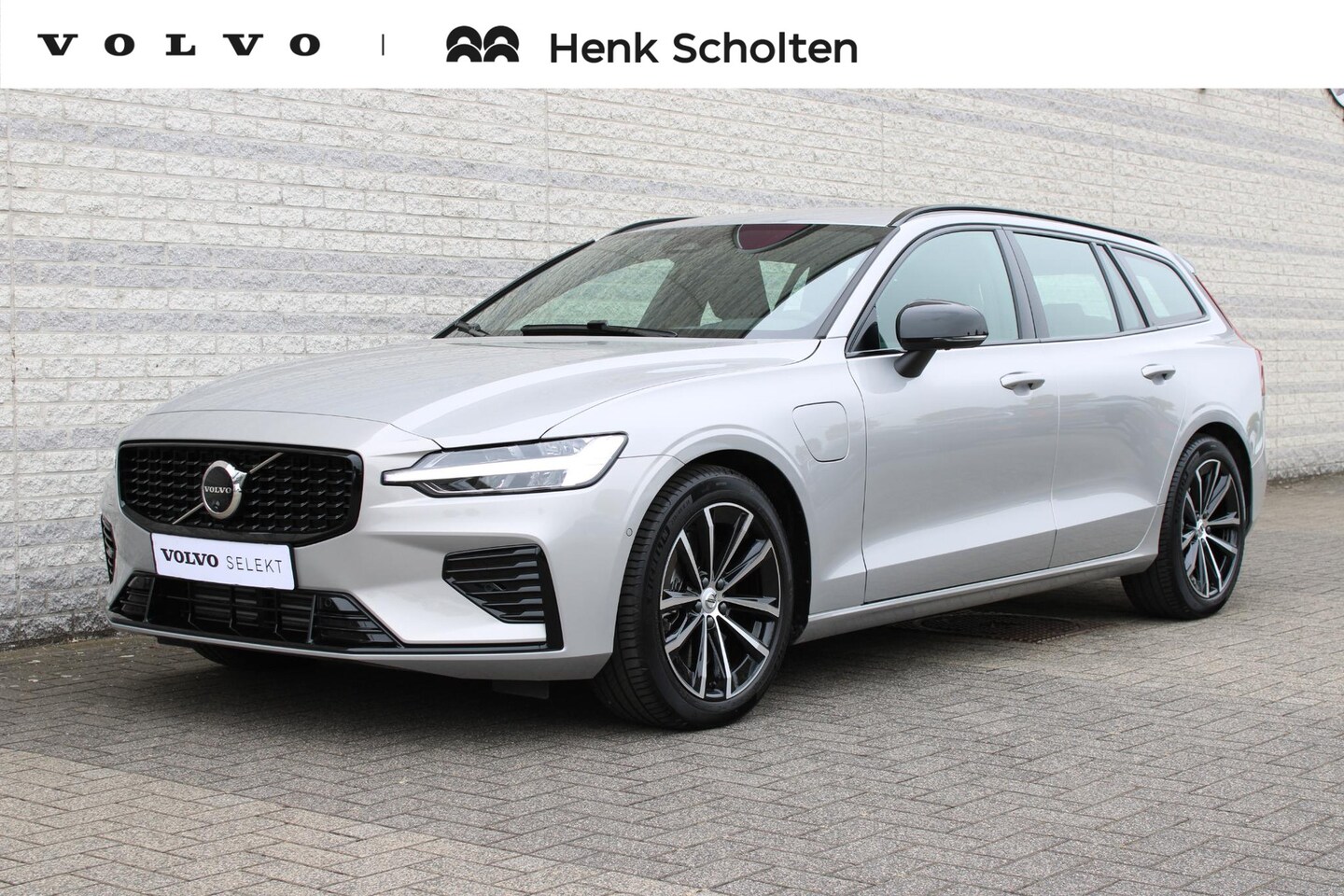 Volvo V60 - T6 Automaat Plug-in hybrid AWD Plus Dark | Panoramadak | Trekhaak | Preconditioning | 18 I - AutoWereld.nl