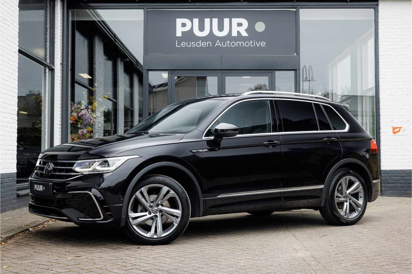 Volkswagen Tiguan - 1.5 TSI DSG R-Line Business Pano - IQ-Light - Trekhaak - Camera - AutoWereld.nl