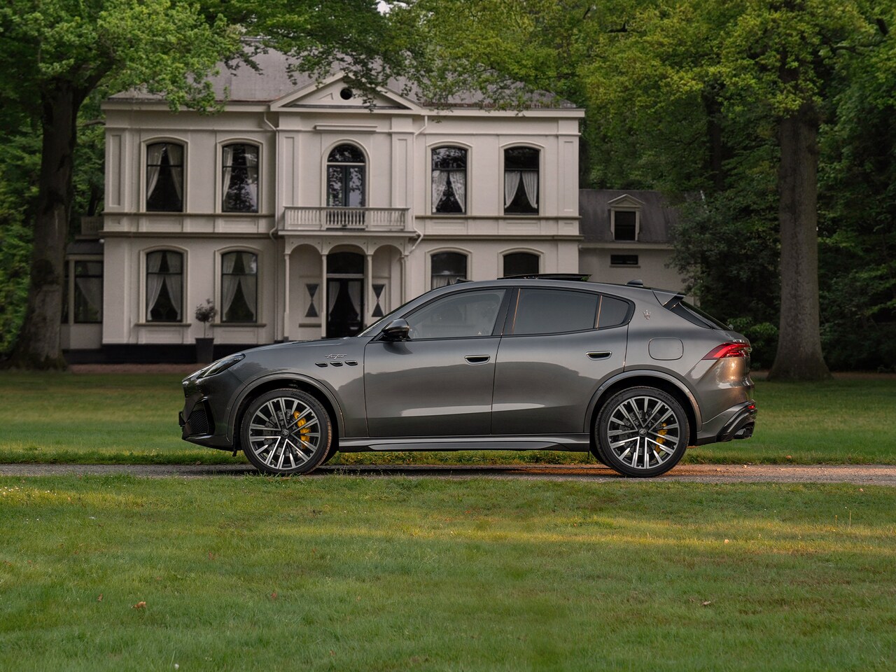 Maserati Grecale - 3.0 V6 Trofeo 530pk | Full option! | Carbon ext. + int. | Sonus Faber | Pano-dak | Stoelko - AutoWereld.nl