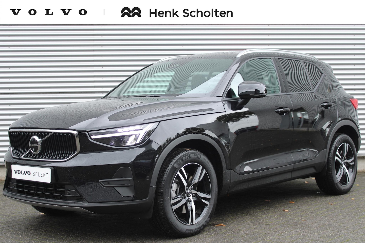 Volvo XC40 - B3 Automaat Essential Edition | Lichtmetalen velgen 5-spaaks 18" | Onyx Black Metallic | E - AutoWereld.nl