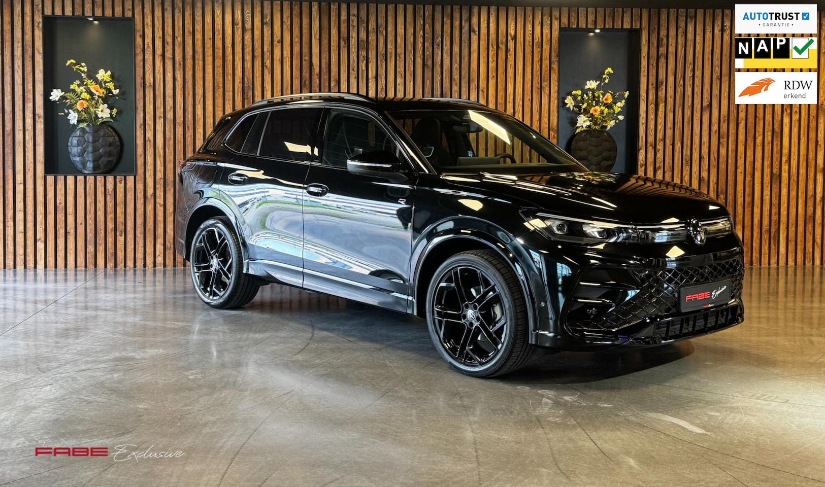 Volkswagen Tiguan - 1.5 eTSI R-Line Edition/Pano/360 Camera/Sfeerverlichting/Carplay/IQ Lights/HUD - AutoWereld.nl