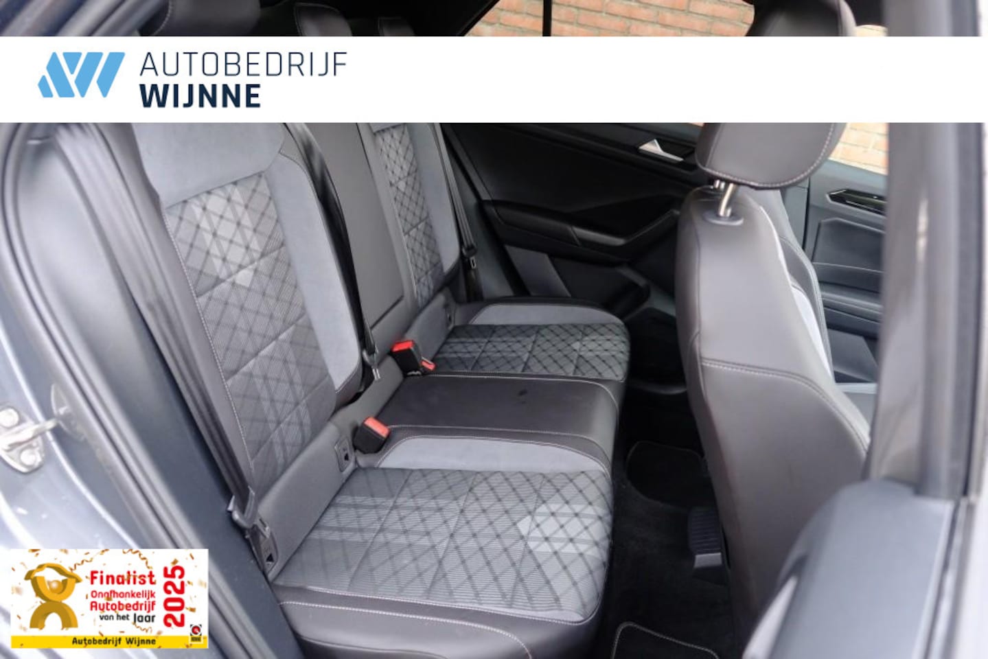 Volkswagen T-Roc - 1.5 TSi 150pk DSG R-Line Black Edition | Black Style | App Connect | Panoramadak | Camera - AutoWereld.nl