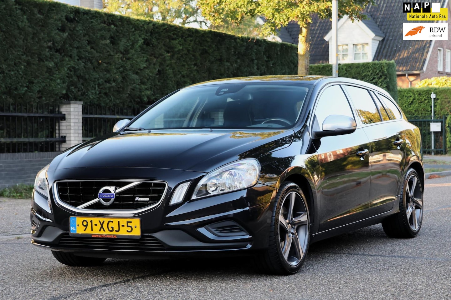 Volvo V60 - 1.6 T3 R-Design | AUTOMAAT | NAVI | CLIMA | CRUISE | ZEER MOOIE GOED ONDERHOUDEN AUTO | - AutoWereld.nl