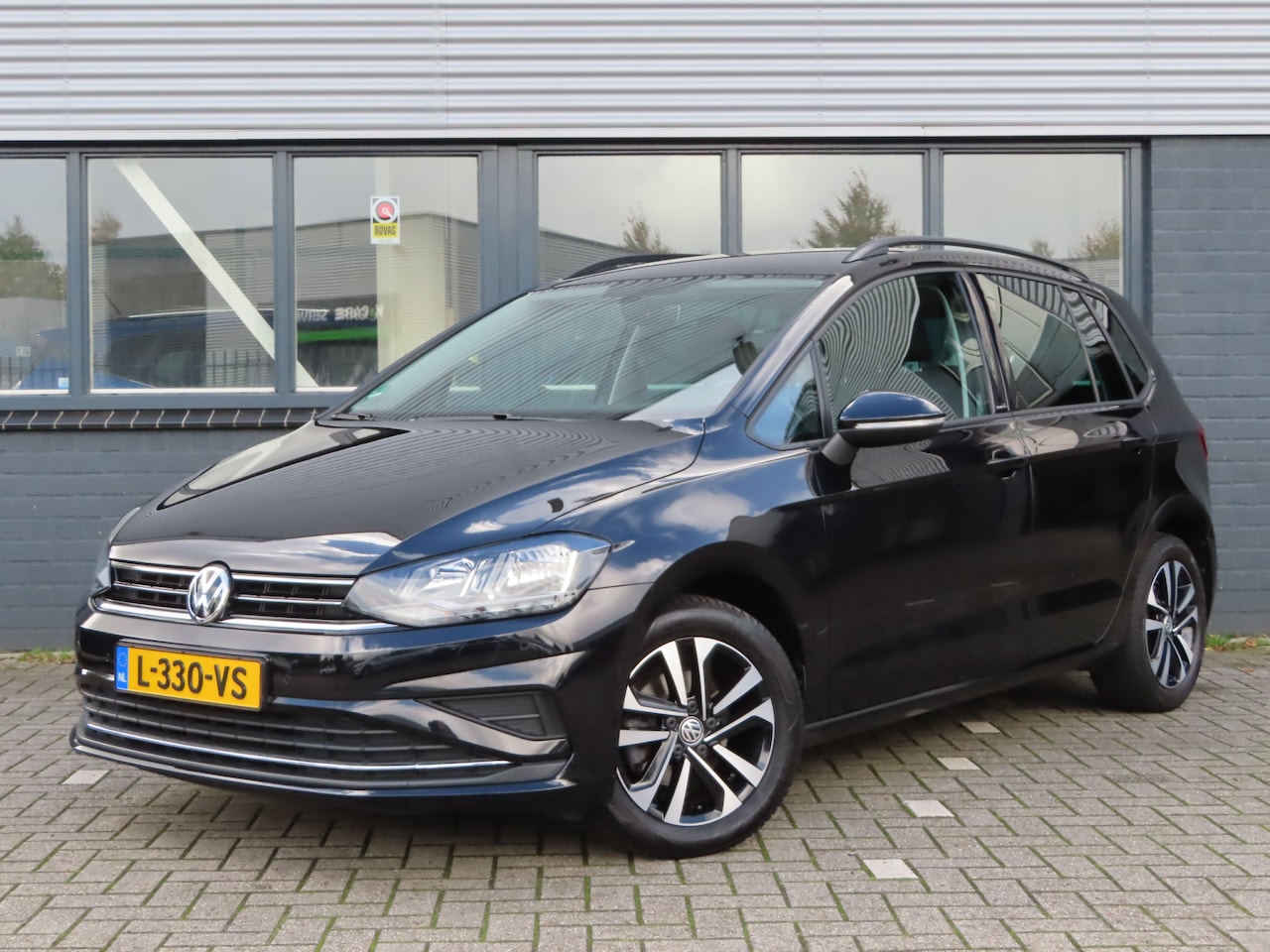 Volkswagen Golf Sportsvan - 1.0 TSI Comfortline | stoelverwarming | trekhaak | navigatie | carplay - AutoWereld.nl