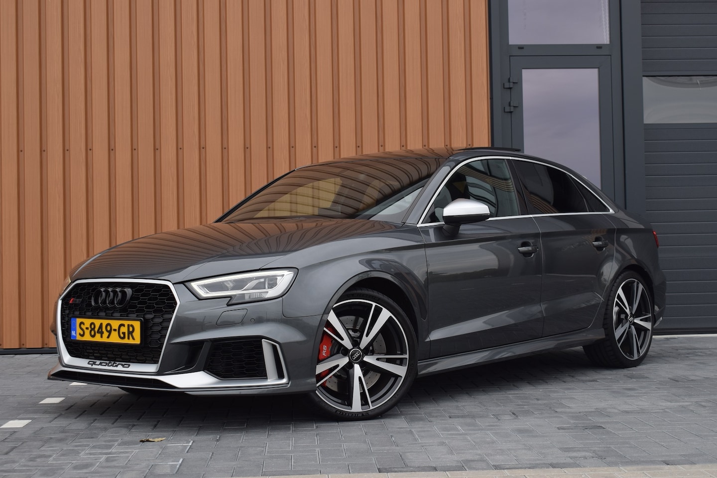Audi RS3 - Limousine 2.5 TFSI 400pk Quattro Pano | Magnetic ride | B&O - AutoWereld.nl