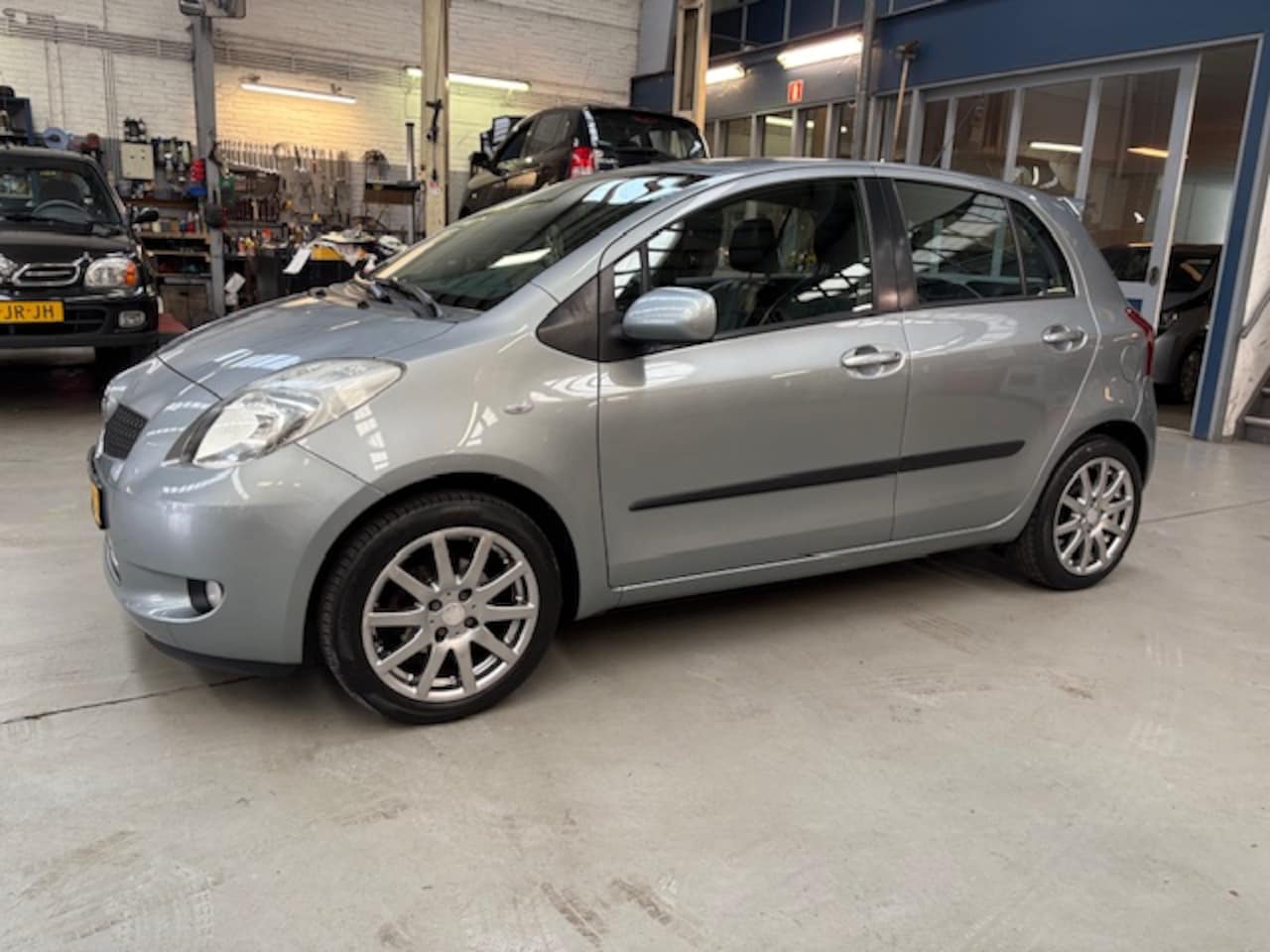 Toyota Yaris - 1.3 16V VVT-I 5DR Sol | Airco | Trekhaak | pdc | Lederen bekleding | NAP | Rijklaar prijs! - AutoWereld.nl