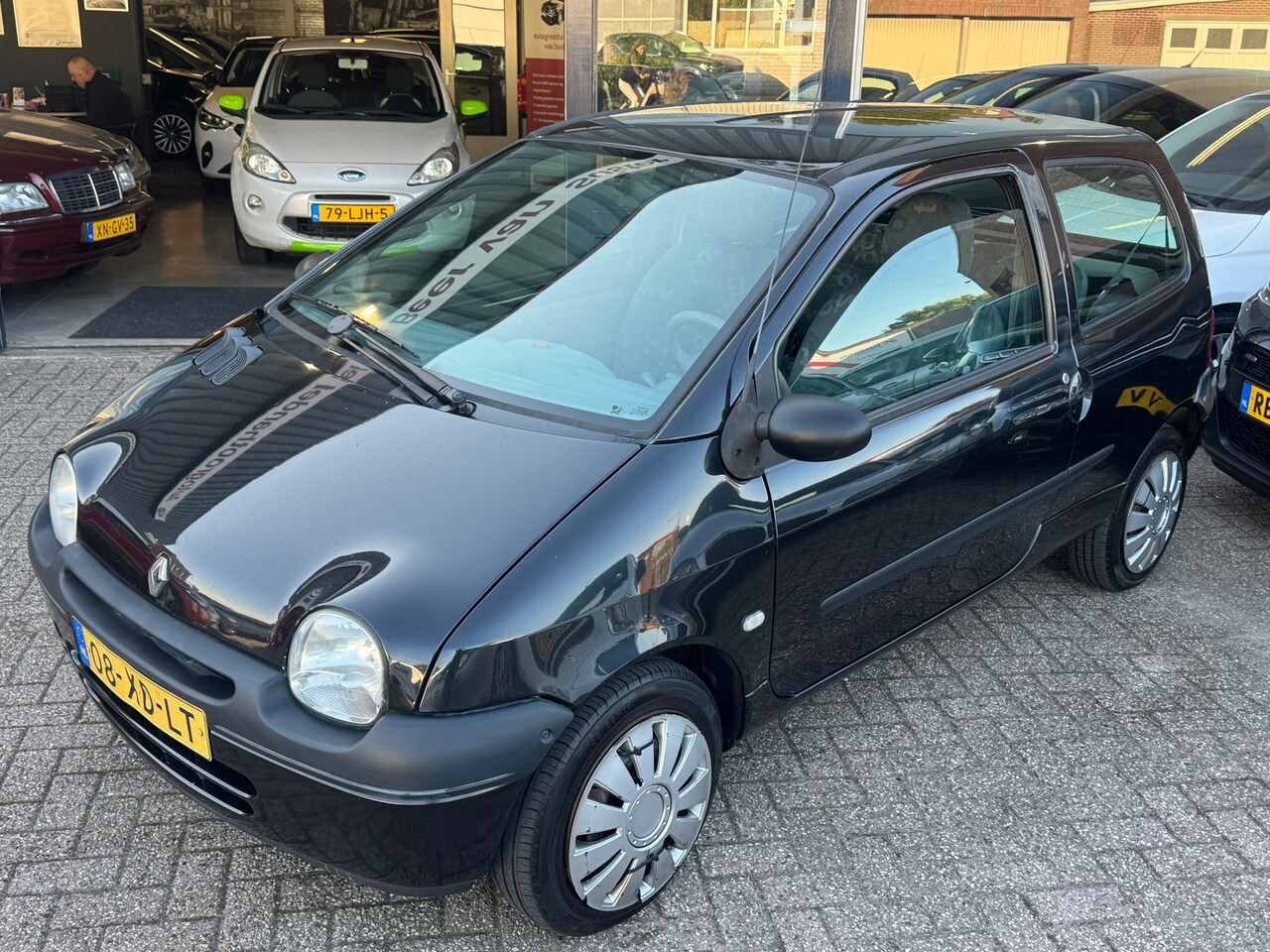 Renault Twingo - 1.2 Authentique! NAP! 1e eigenaar! Airco l Elek pakket l Stuurbekrachtiging l DEALER OH l - AutoWereld.nl