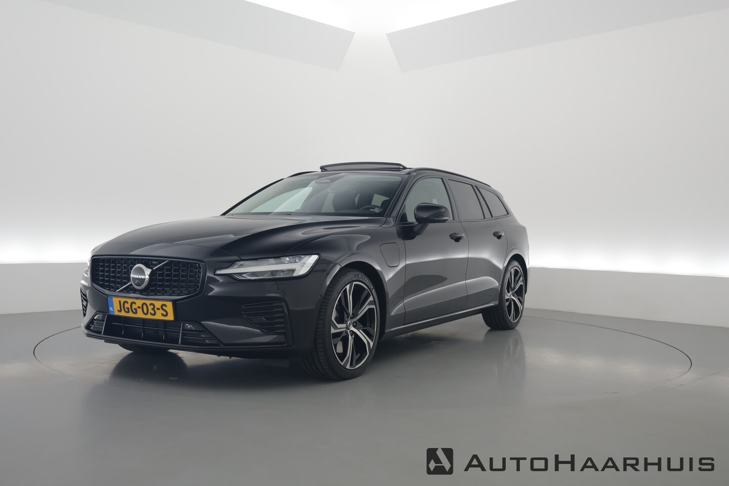 Volvo V60 - T8 Recharge Ultra Dark | Bowers & Wilkins | HUD | Pano | Pilot Assist | Massage | Stoelven - AutoWereld.nl