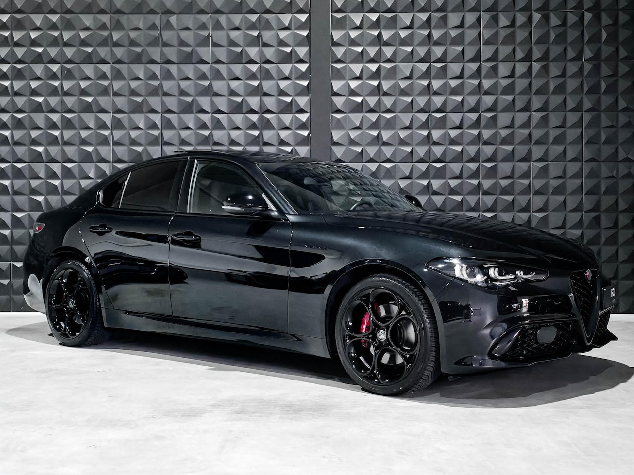 Alfa Romeo Giulia - 2.0 T 280pk AWD Veloce ALL BLACK | Pano | 19"| ACC | Matrix |Side | Memo | ACC | - AutoWereld.nl