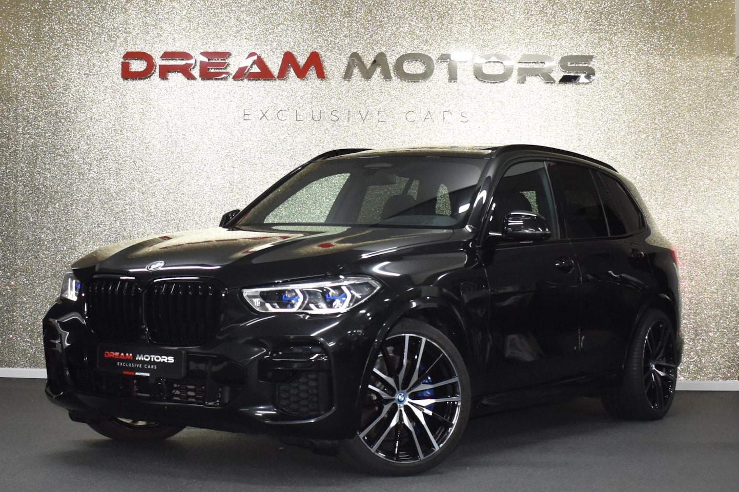 BMW X5 - 45e M-Sport xDrive 394pk | AKRAPOVIC | H&K | CRYSTAL POOK | PANODAK - AutoWereld.nl