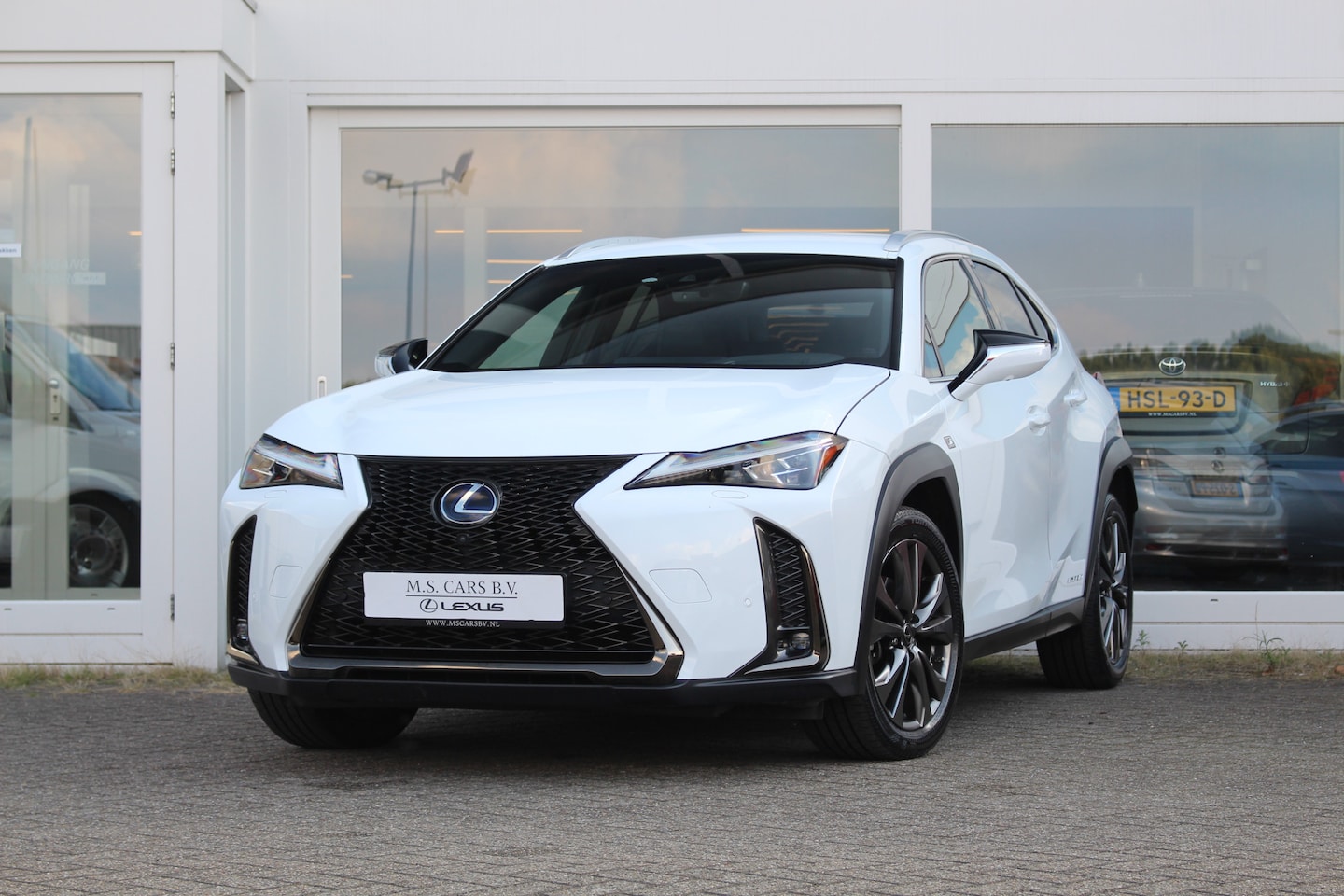 Lexus UX - 250h Hybride F-Sport Premium I Mark Lev. I Head up I 360-camera I Applecarplay - AutoWereld.nl