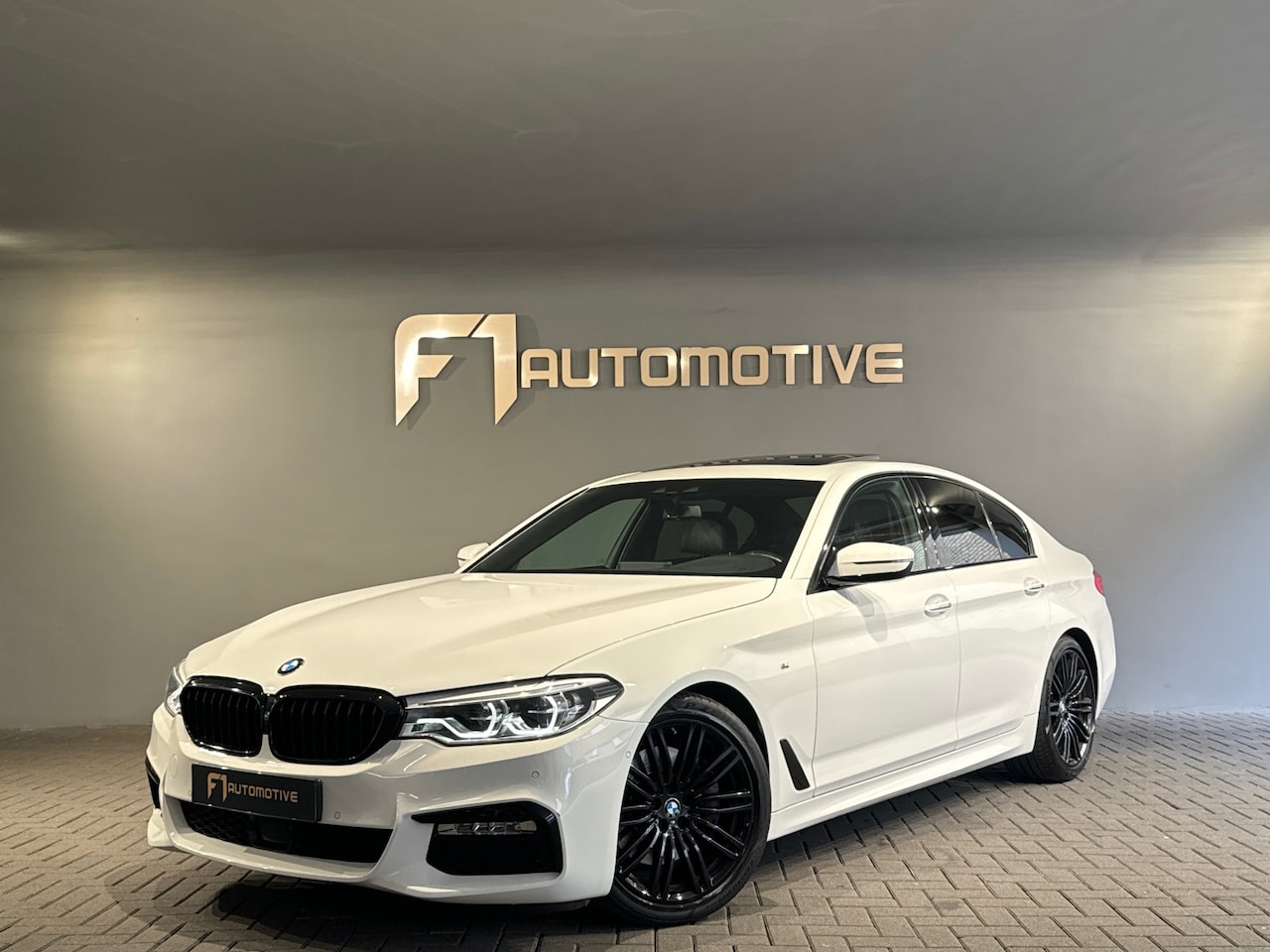 BMW 5-serie - 530i M Sport Pano|HuD|H/K|Keyless|Memory|Sfeer - AutoWereld.nl