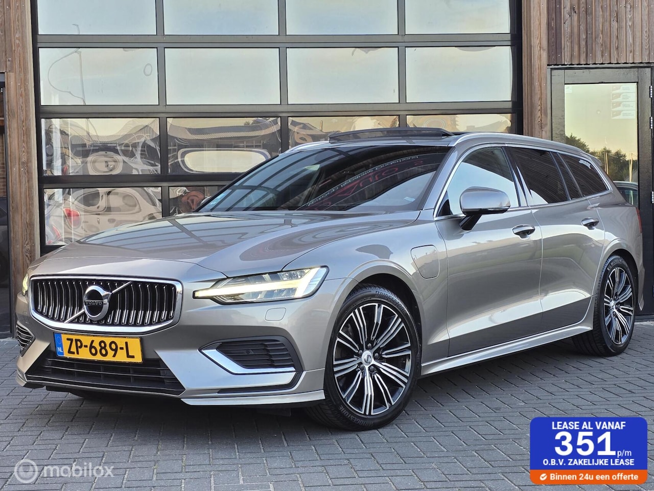Volvo V60 - T8 TWIN ENGINE AWD PANO HEAD-UP ACC TREKHAAK CAMERA - AutoWereld.nl