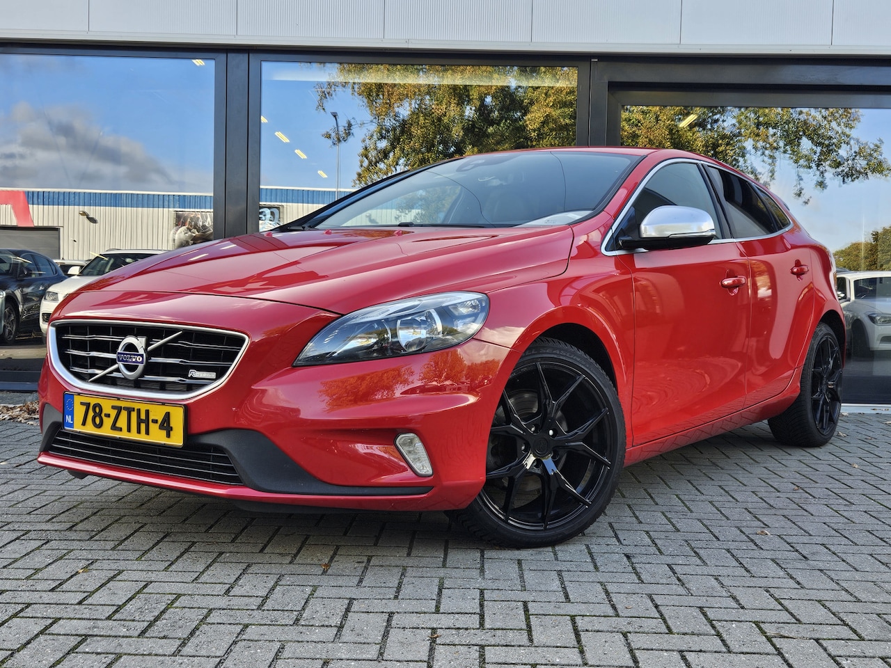 Volvo V40 - 1.6 T4 R-Design + CAMERA + KLIMA + NAVIGATIE - AutoWereld.nl