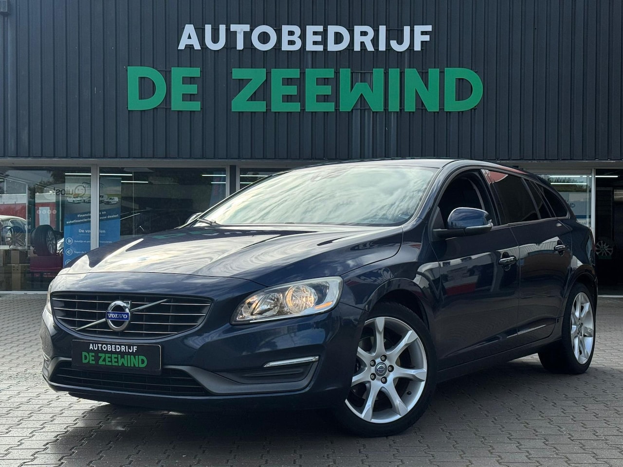 Volvo V60 - 2.0 D4 Momentum|Navi|trekhaak - AutoWereld.nl