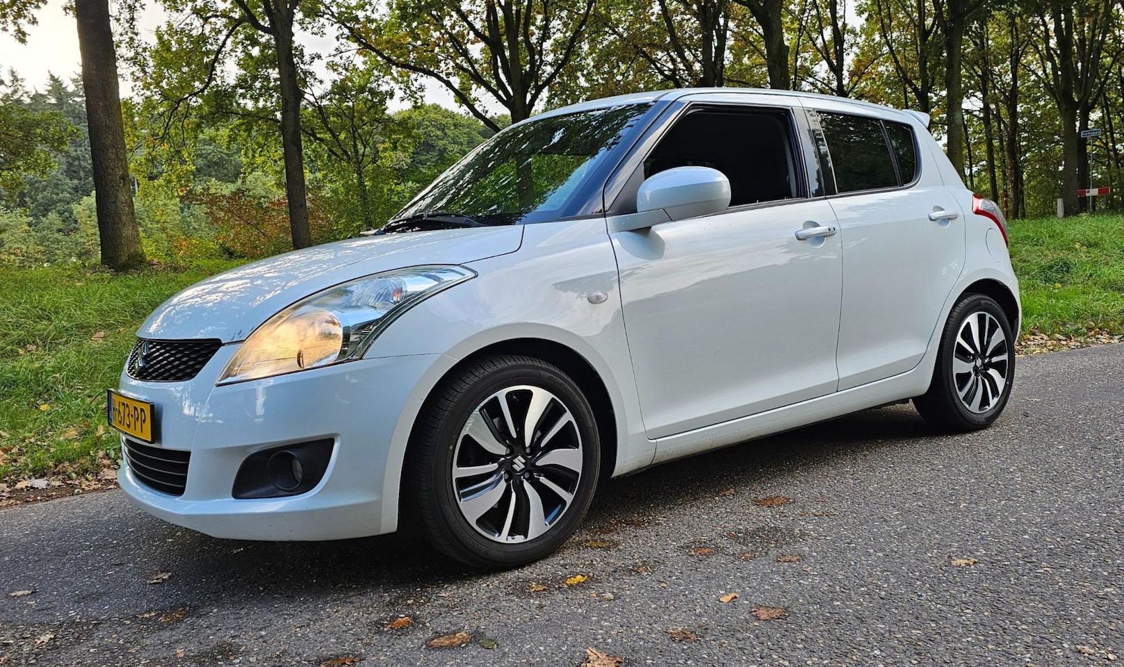Suzuki Swift - 1.2 5 Deurs ! 2e Eig ! JBL Audio ! Navigatie ! - AutoWereld.nl