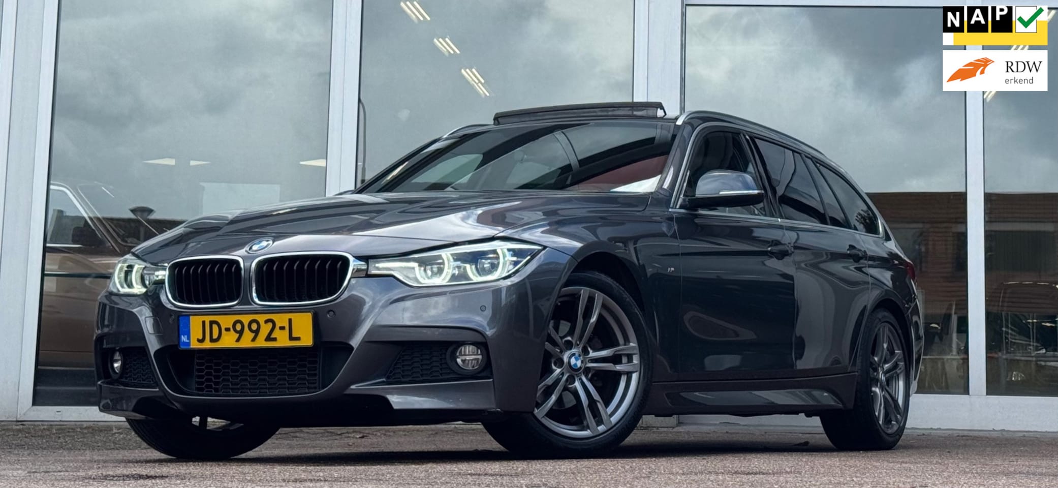 BMW 3-serie Touring - 318i M Sport Pano Harman Kardon Trekhaak Leer Led Mooi! - AutoWereld.nl