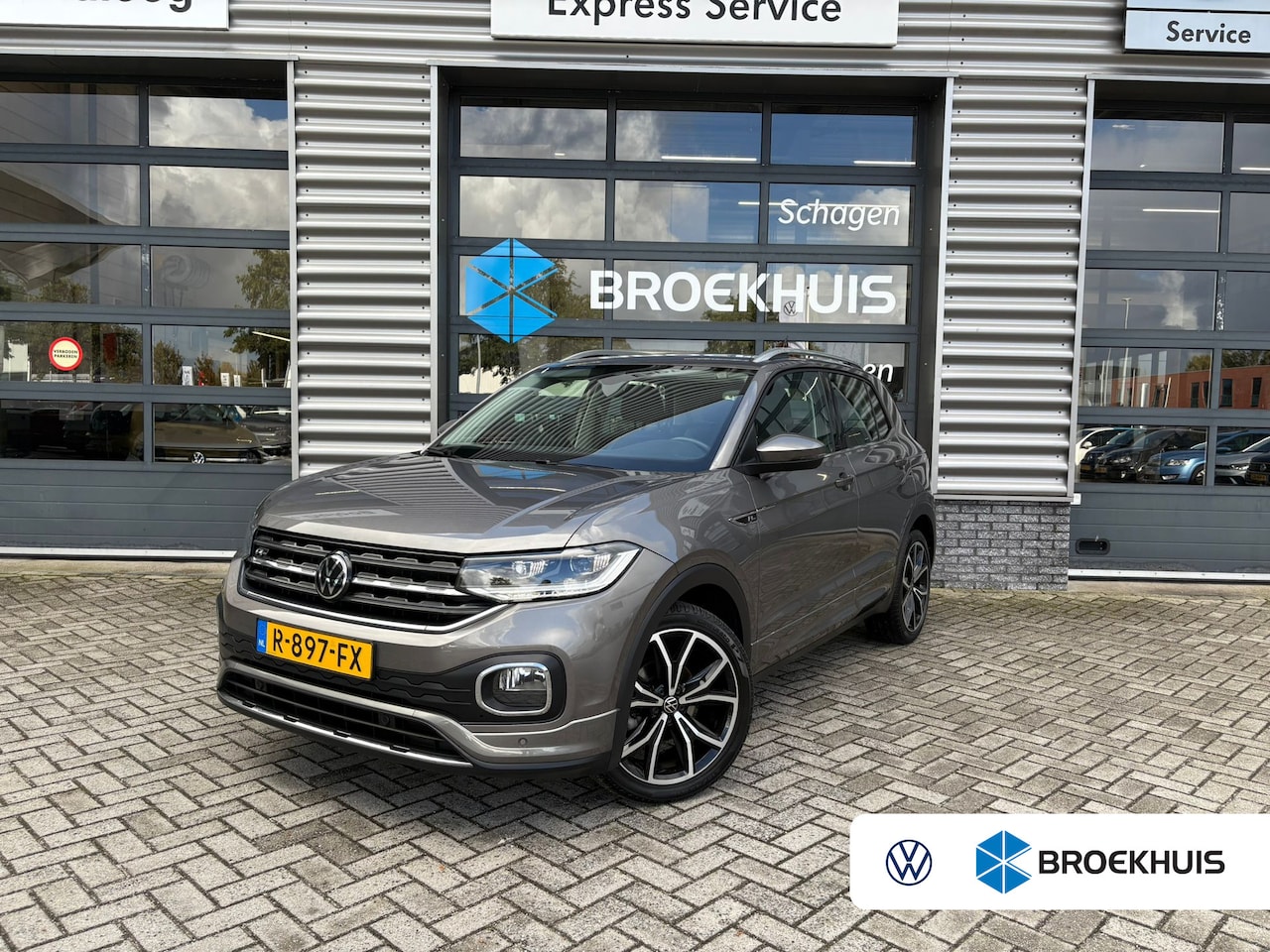 Volkswagen T-Cross - R-Line 1.0 TSI 110 pk | Cruise control adaptief  | Standkachel | A-uitrijcamera | Parkeers - AutoWereld.nl