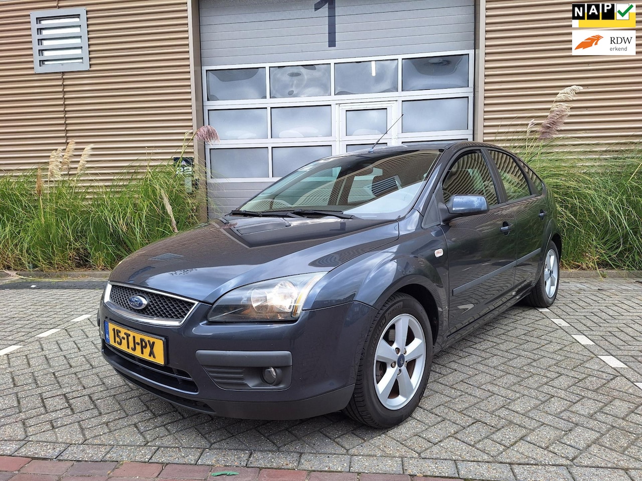 Ford Focus - | 1.6-16V Futura | Scherm | Bluetooth | Navigatiesysteem | 2e eigenaar | Cruise control | - AutoWereld.nl