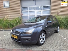 Ford Focus - | 1.6-16V Futura | Scherm | Bluetooth | Navigatiesysteem | 2e eigenaar | Cruise control |