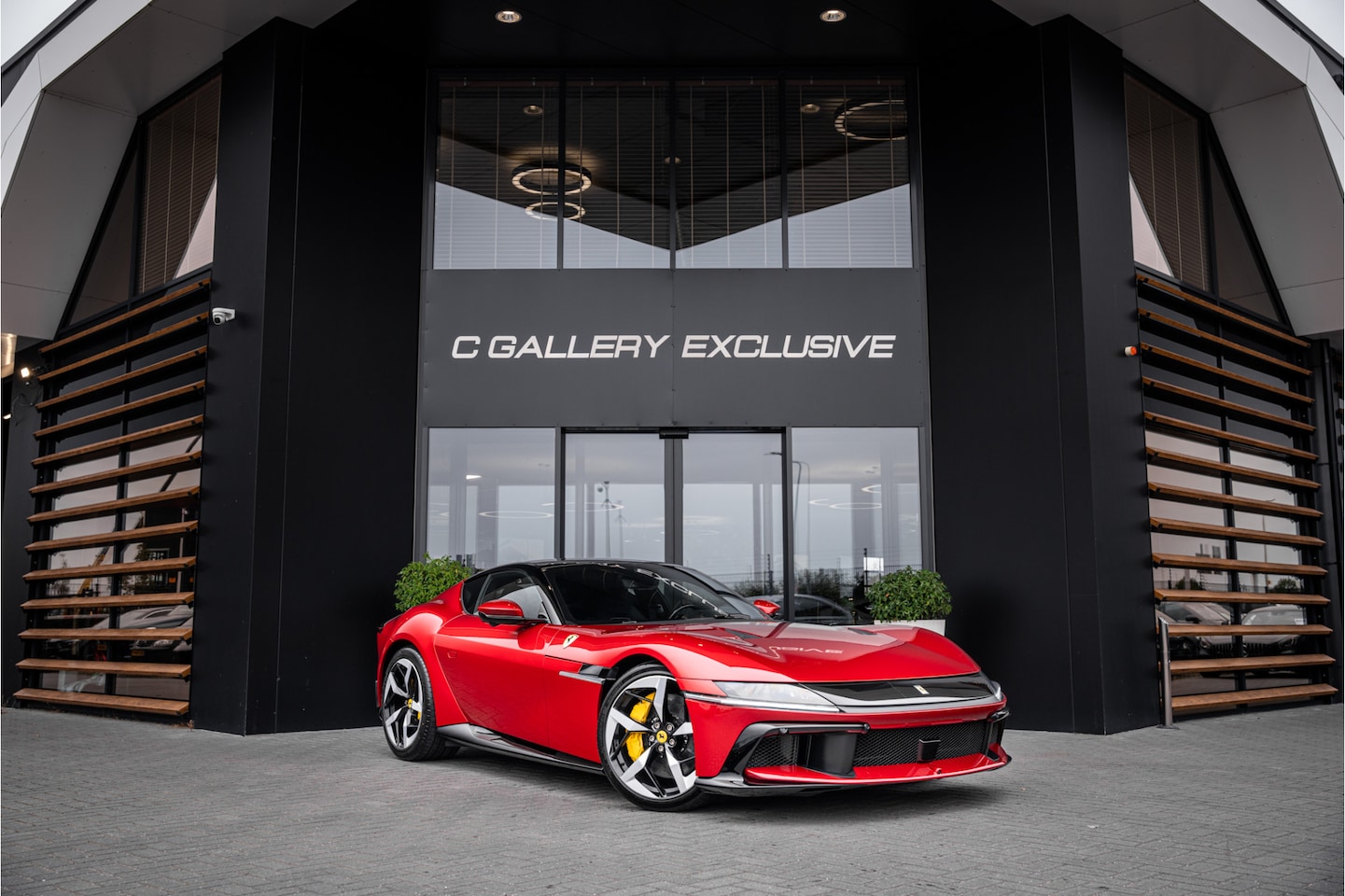 Ferrari 12Cilindri - 6.5 V12 - Rosso Imola | Lift | Carbon Interior | Surround View | Electric Seats - AutoWereld.nl